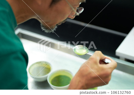 茶藝大師在考場品嚐日本茶 106132760