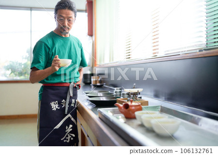 茶藝大師在考場品嚐日本茶 106132761
