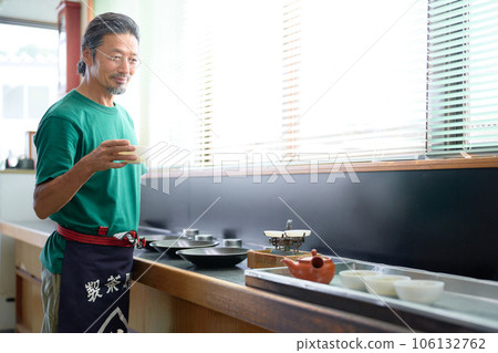 茶藝大師在考場品嚐日本茶 106132762