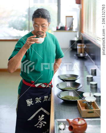 茶藝大師在考場品嚐日本茶 106132763