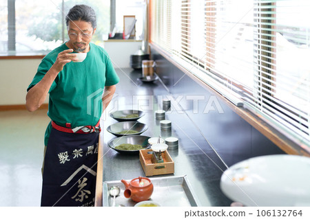 巴氏殺菌師在檢驗室對日本茶進行感官測試 106132764