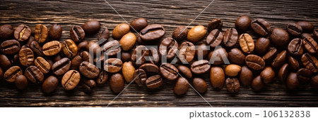 Roasted Coffee beans on wooden background, texture and copy spase, panorama top view. 106132838