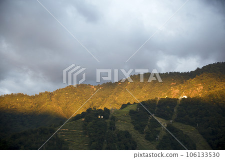 山脊和滑雪場沐浴在夕陽和厚厚的雲層中 山脊和滑雪場沐浴在夕陽和厚厚的雲層中 106133530
