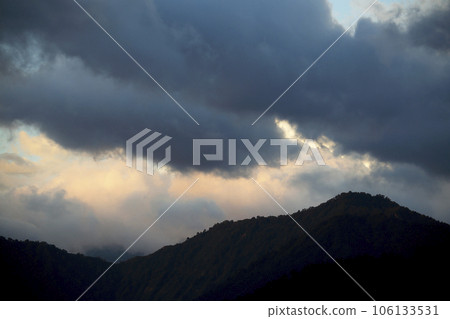 山脈輪廓和厚雲的餘輝 106133531