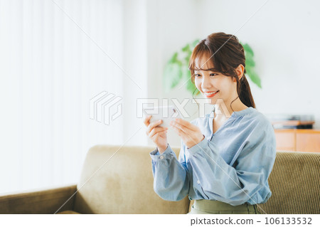 女人在智能手機上觀看視頻 106133532