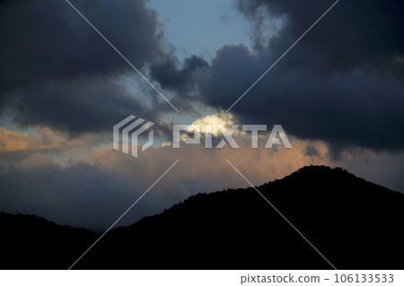 山脈輪廓和厚雲的餘輝 106133533