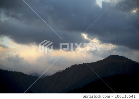 山脈輪廓和厚雲的餘輝 山脈輪廓和厚雲的餘輝 106133541