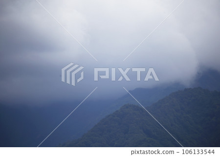 山脈和霧中的厚雲 106133544
