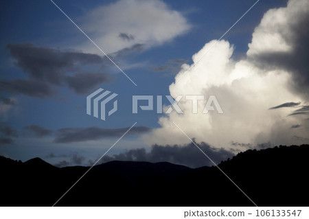 山脈輪廓和厚雲的餘輝 106133547