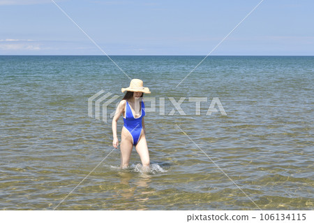 仲夏時節,在北海道江差町海岸拍攝泳裝女子肖像 仲夏時節,在北海道江差町海岸拍攝泳裝女子肖像 106134115