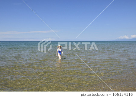 仲夏時節,在北海道江差町海岸拍攝泳裝女子肖像 仲夏時節,在北海道江差町海岸拍攝泳裝女子肖像 106134116