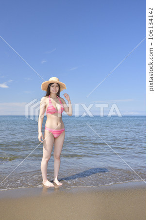 仲夏時節,在北海道江差町海岸拍攝泳裝女子肖像 仲夏時節,在北海道江差町海岸拍攝泳裝女子肖像 106134142