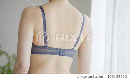 女人鉤著她的胸罩 106135533