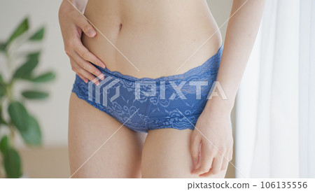 一個穿著內衣的女人撫摸她的小腹（飲食/腹部） 106135556