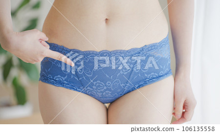 A woman in underwear pointing to her stomach (diet / stomach) A woman in underwear pointing to her stomach (diet / stomach) 106135558