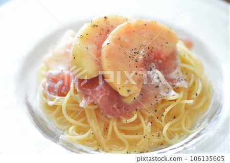 美味的桃子和火腿意大利面 美味的桃子和火腿意大利面 106135605