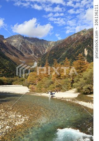 上高地的秋天風景（長野縣松本市） 106136211