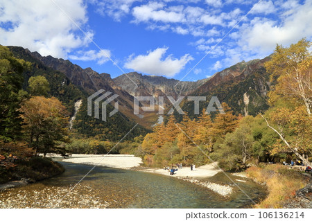 Scenery of Kamikochi in autumn (Matsumoto City, Nagano Prefecture) 106136214