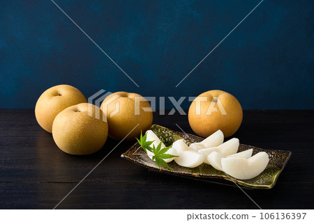 Sliced Pear Kosui from Chiba Prefecture 106136397