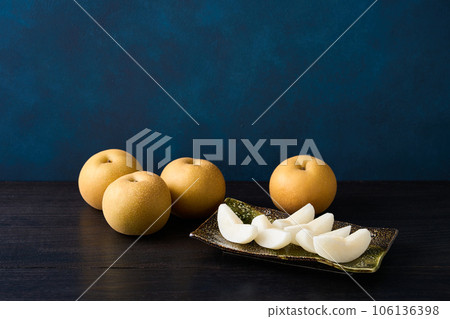 Sliced Pear Kosui from Chiba Prefecture 106136398