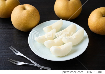 Sliced Pear Kosui from Chiba Prefecture Sliced Pear Kosui from Chiba Prefecture 106136401