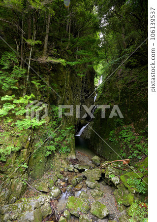 Kuragari Matatani Falls (Kamikitayama Village, Yoshino District, Nara Prefecture) Kuragari Matatani Falls (Kamikitayama Village, Yoshino District, Nara Prefecture) 106139537