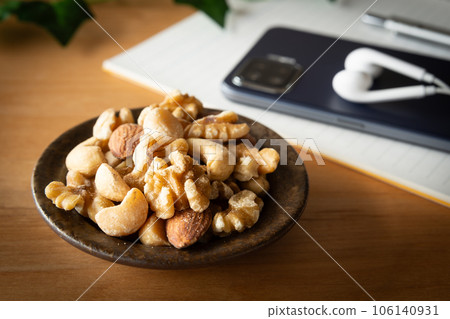 混合的堅果在盤子服務 106140931