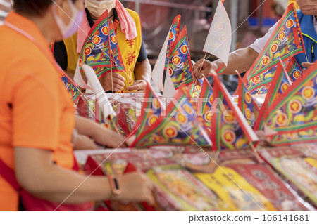 中國鬼節, 普渡, 儀式, 普渡旗幟, 旗幟, 中國鬼節, 普渡, 祭祀產品, 普渡草裙舞 中國鬼節, 普渡, 儀式, 普渡旗幟, 旗幟, 中國鬼節, 普渡, 祭祀產品, 普渡草裙舞 106141681
