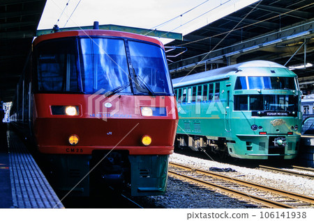 Limited Express "Huis Ten Bosch" and Limited Express "Yufuin no Mori" stop side by side at Hakata Station (JR Kyushu) Limited Express "Huis Ten Bosch" and Limited Express "Yufuin no Mori" stop side by side at Hakata Station (JR Kyushu) 106141938