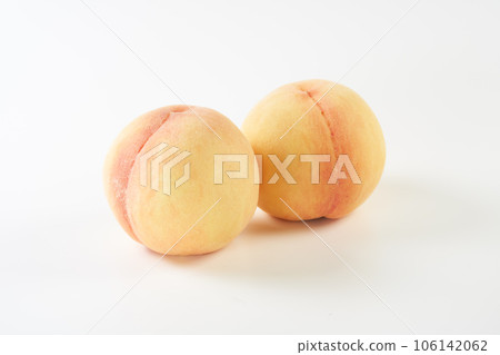白色背景上的白桃（岡山白桃皇家）水果 106142062
