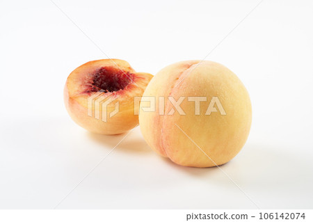 白色背景上的白桃（岡山白桃皇家）水果 106142074