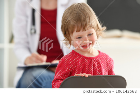 Little child with mother at pediatrician reception Little child with mother at pediatrician reception 106142568