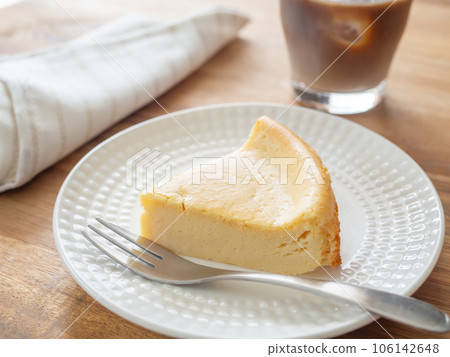 烤芝士蛋糕和冰咖啡 106142648