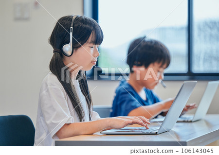 Elementary school girl studying online at cram school 106143045