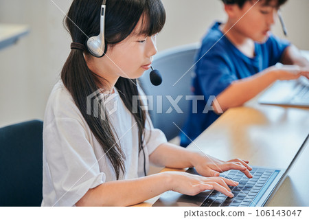 Elementary school girl studying online at cram school Elementary school girl studying online at cram school 106143047