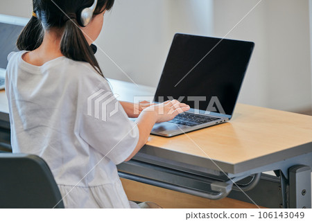 小學生在補習班在線學習 小學生在補習班在線學習 106143049