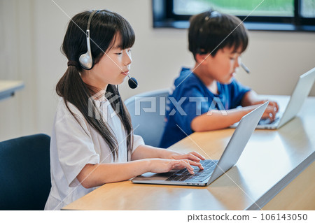Elementary school girl studying online at cram school Elementary school girl studying online at cram school 106143050