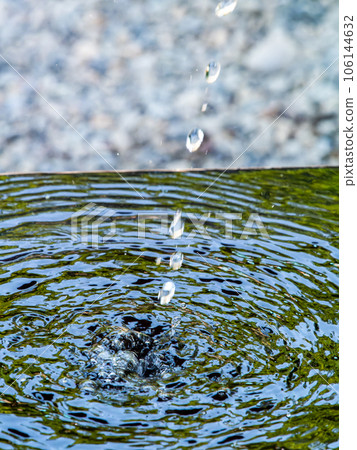 背景素材夏日清涼風景清爽的水滴在水碗中激起漣漪 背景素材夏日清涼風景清爽的水滴在水碗中激起漣漪 106144632