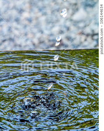 背景素材夏日清涼風景清爽的水滴在水碗中激起漣漪 106144634