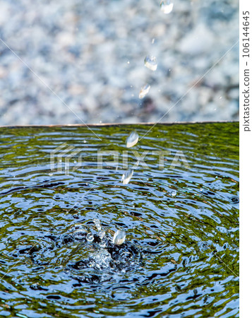 背景素材夏日清涼風景清爽的水滴在水碗中激起漣漪 背景素材夏日清涼風景清爽的水滴在水碗中激起漣漪 106144645