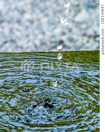 背景素材夏日清涼風景清爽的水滴在水碗中激起漣漪 背景素材夏日清涼風景清爽的水滴在水碗中激起漣漪 106144647