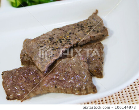 grilled sliced beef 106144978