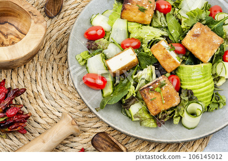 Salad with fresh vegetables and tofu. 106145012
