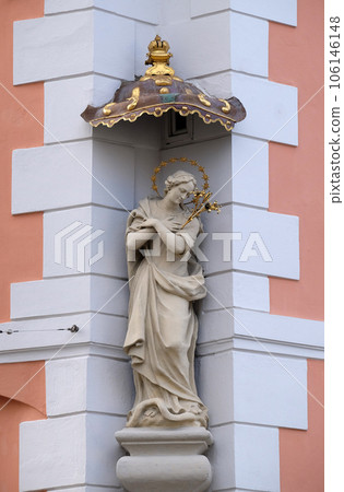 Virgin Mary, statue on the house facade in Graz, Styria, Austria 106146148