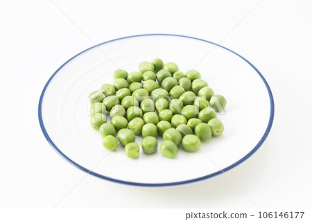 green peas white background 106146177