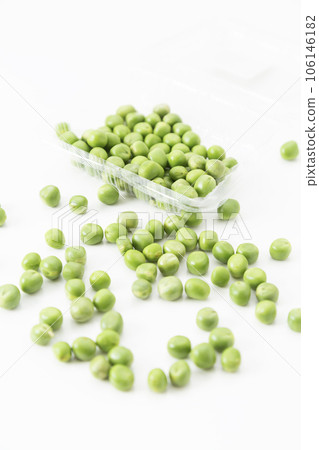 綠豌豆白色背景 綠豌豆白色背景 106146182