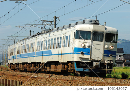 北陸本線西高岡～高岡 JR 西日本 413 系列 B02 編隊（金澤） 106148057