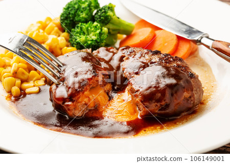 Cheese in hamburger steak 106149001