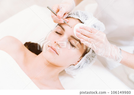 Mechanical facial cleansing with uno spoon Mechanical facial cleansing with uno spoon 106149980