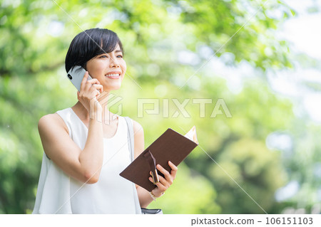 OL 打電話 女商人在她的智能手機上交談 OL 打電話 女商人在她的智能手機上交談 106151103